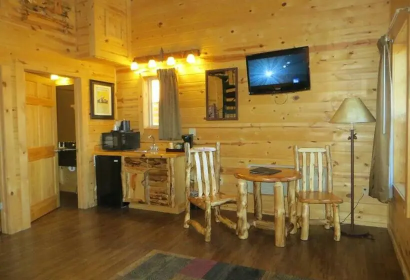キャビン, Cabins Of Mackinac & Lodge