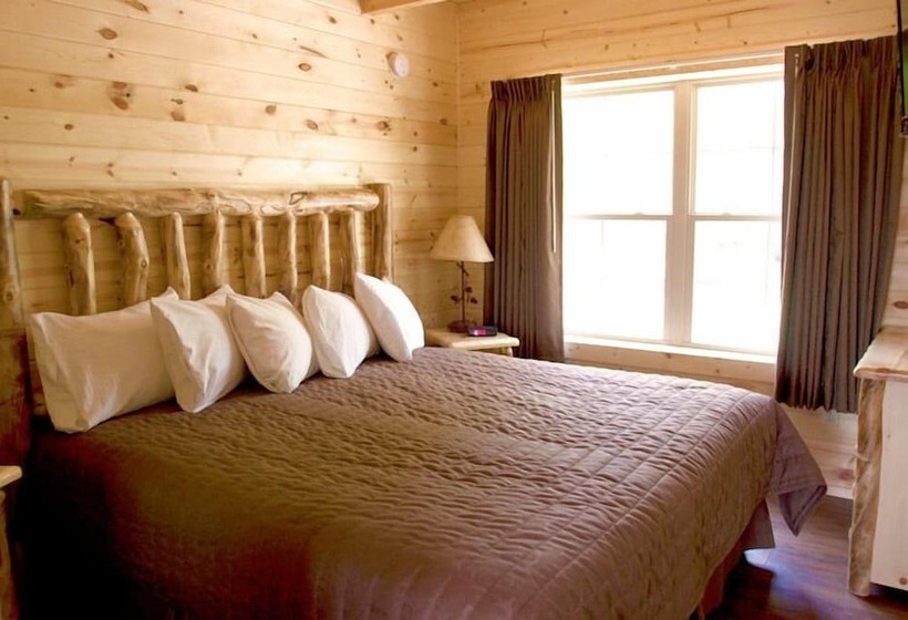 בקתה, Cabins Of Mackinac & Lodge