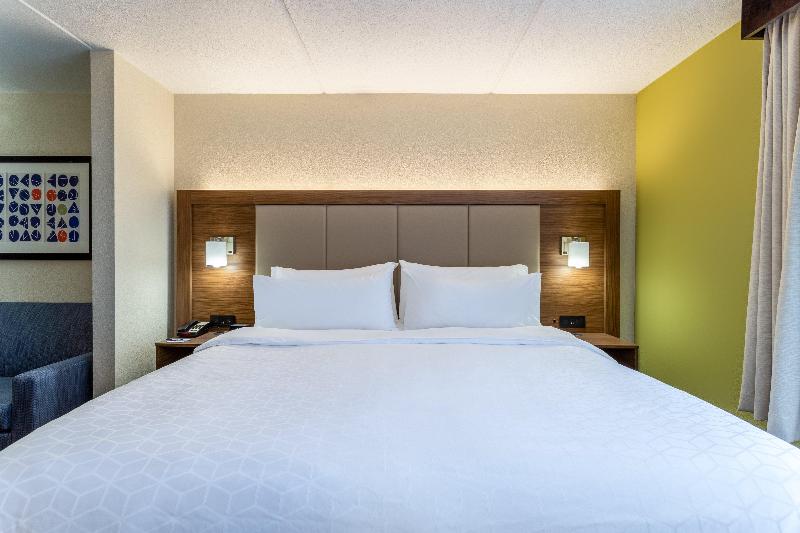 غرفة قياسية سرير كينج لذوى الإحتياجات الخاصة, Holiday Inn Express & Suites Cedar Falls   Waterloo, An Ihg