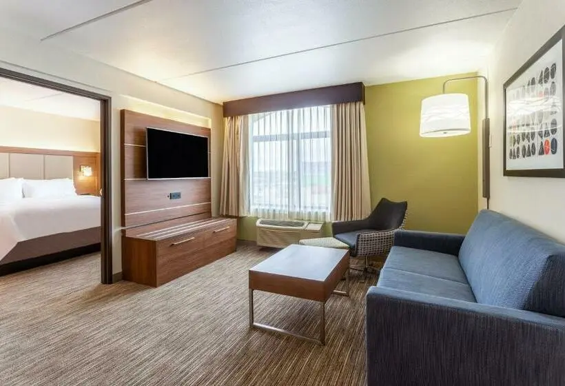 キングサイズベッドのスイートルーム, Holiday Inn Express & Suites Cedar Falls Waterloo, An Ihg
