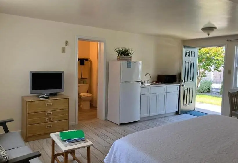 キングサイズベッドのデラックスルーム, The Buckingham Motel