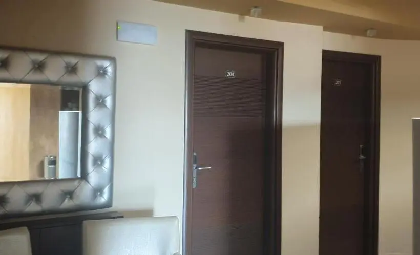 Chambre Familiale Deluxe, Delfini