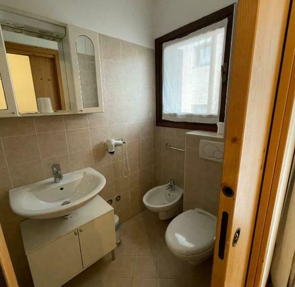 اتاق استاندارد با بالکن, Ambassador Rooms In Bormio, Solo Camera Senza Colazione