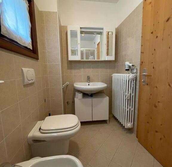 اتاق استاندارد چهارنفره با بالکن, Ambassador Rooms In Bormio, Solo Camera Senza Colazione