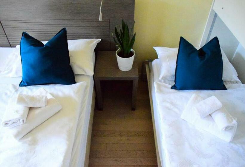 חדר סטנדרט לשלושה, Kube