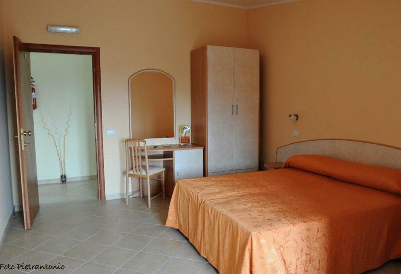 חדר סטנדרט לשלושה, Vittoria