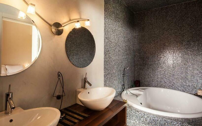 キングサイズベッドのデラックスルーム, Cascina Canova B&b