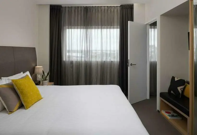 Deluxe-sviitti, Atura Dandenong