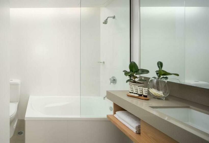 جناح ديلوكس, Atura Dandenong