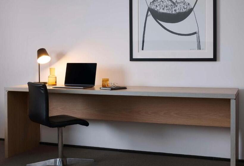 جناح ديلوكس, Atura Dandenong