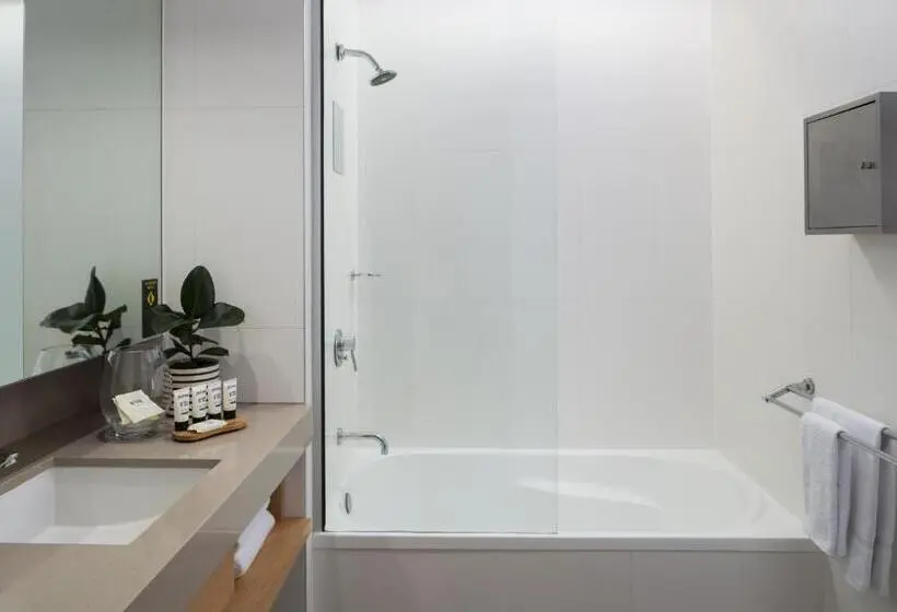 Deluxe Kolmen Hengen Huone, Atura Dandenong