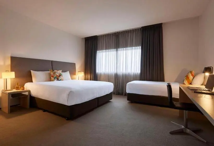 Deluxe Kolmen Hengen Huone, Atura Dandenong