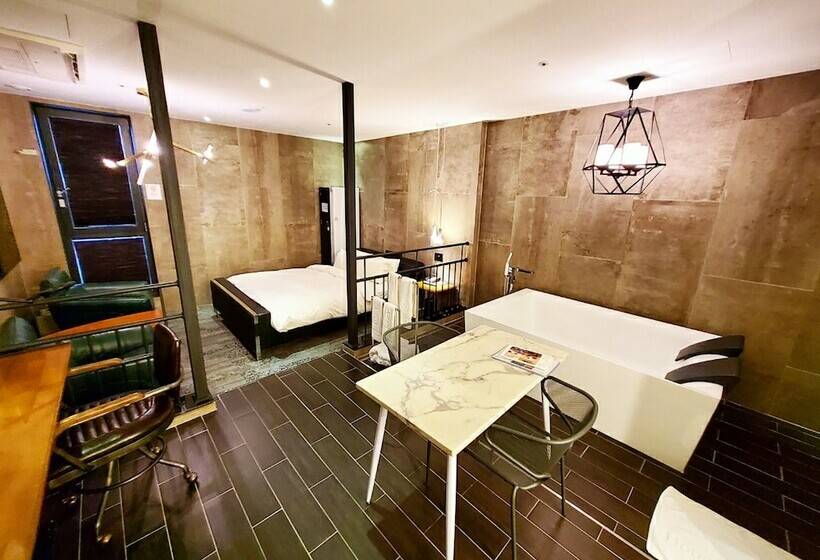 Camera Superiore, Le Stendal