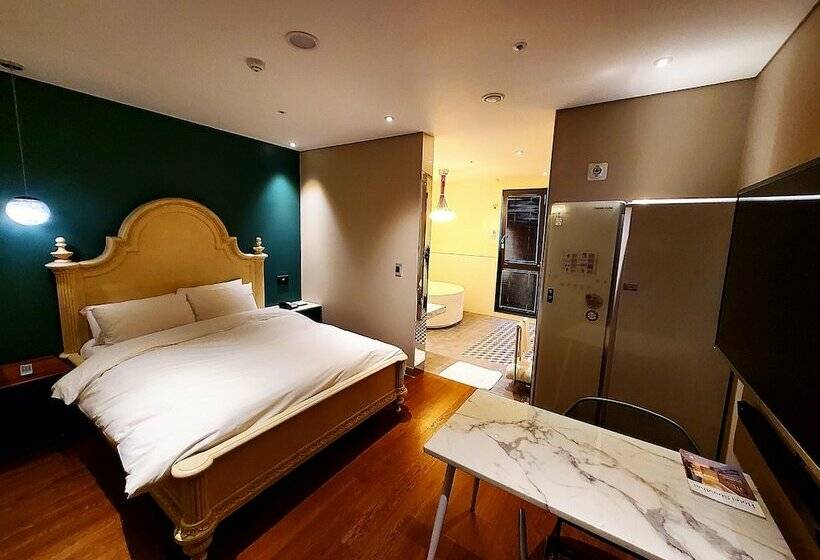 Camera Superiore, Le Stendal