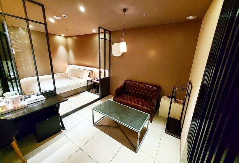 Camera Superiore, Le Stendal