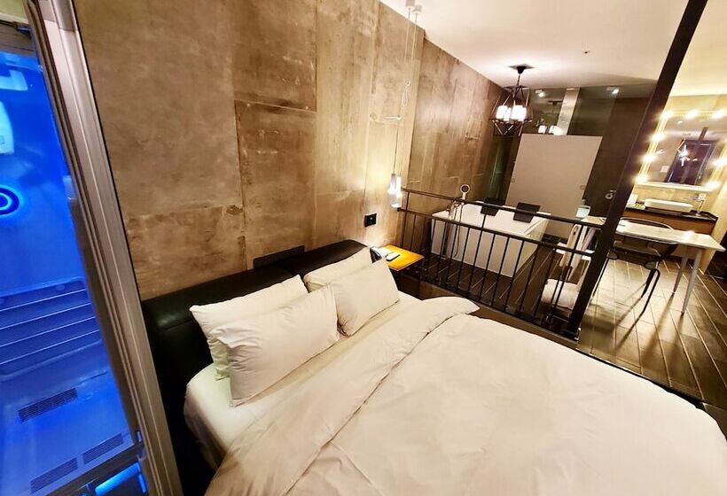 Camera Superiore, Le Stendal