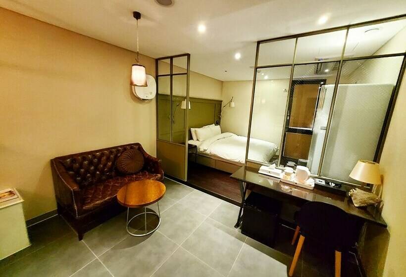 Camera Superiore, Le Stendal