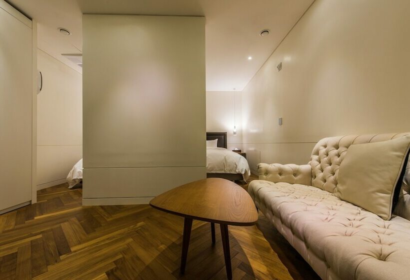 Camera Superiore, Le Stendal