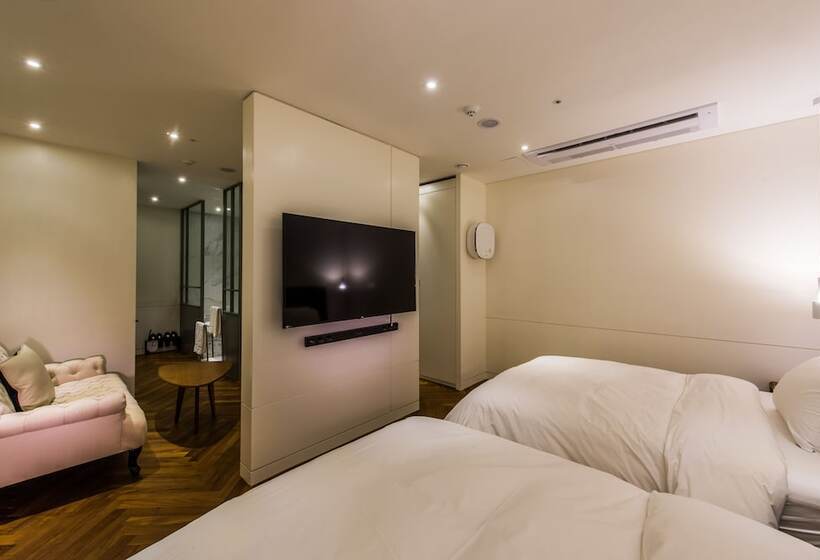 Camera Superiore, Le Stendal