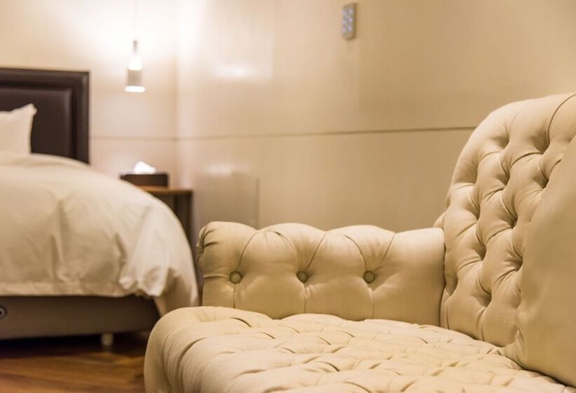 Camera Superiore, Le Stendal