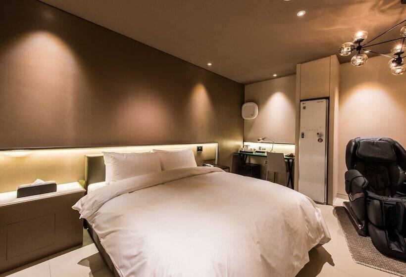 Camera Superiore, Le Stendal