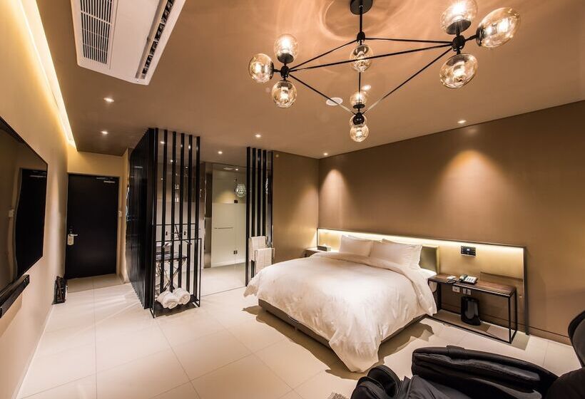 Camera Superiore, Le Stendal