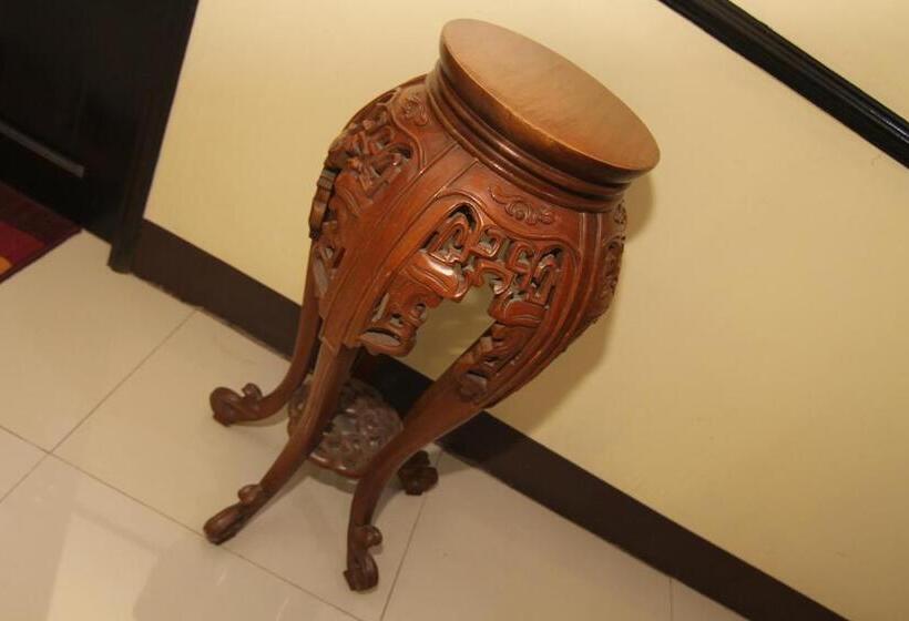 اتاق سوپریور, Honey Hunt House