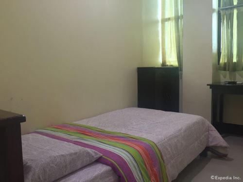 اتاق اکونومی یک تخته, Honey Hunt House