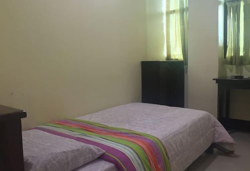 اتاق اکونومی یک تخته, Honey Hunt House