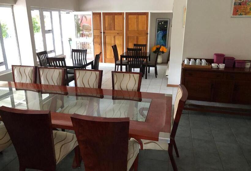 חדר סופריור, The Solomon Guest House