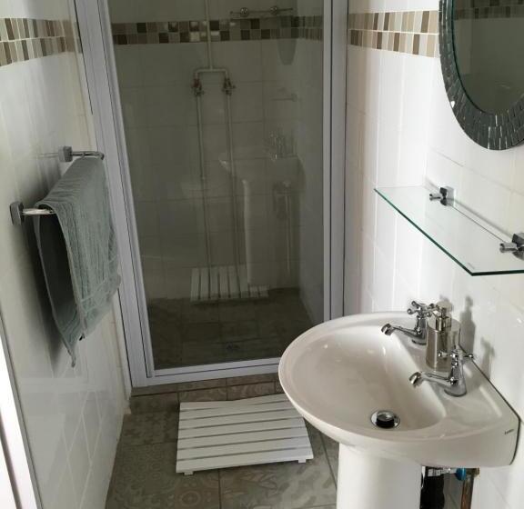 חדר סטנדרט לשלושה, The Solomon Guest House