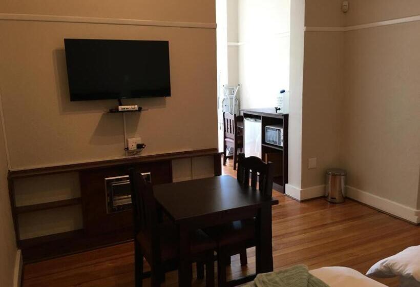 חדר סטנדרט לשלושה, The Solomon Guest House