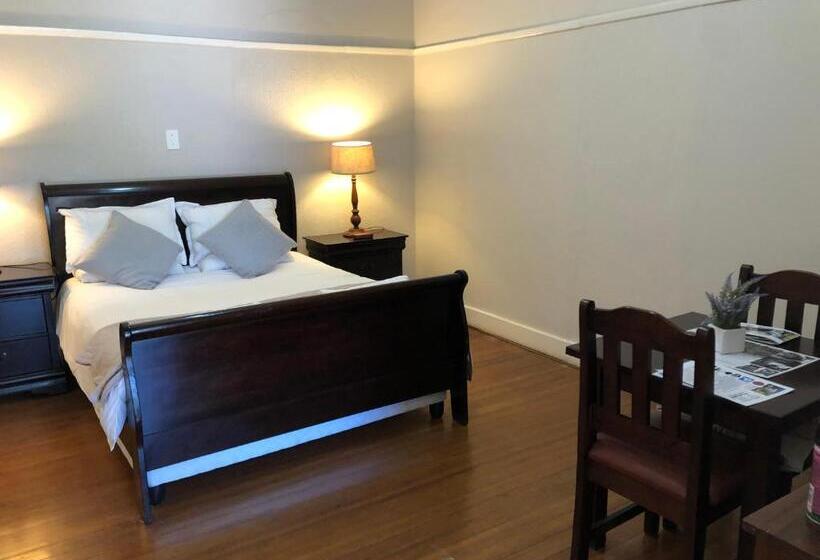 חדר סטנדרט לשלושה, The Solomon Guest House