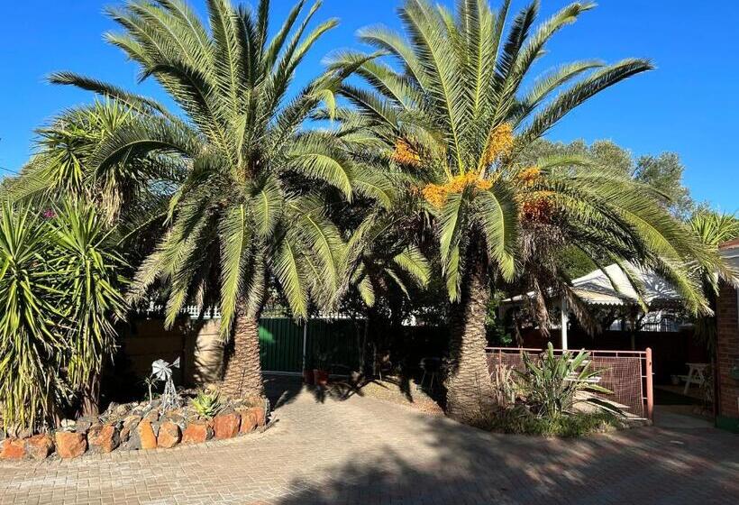 חדר סטנדרט לשלושה, The Solomon Guest House