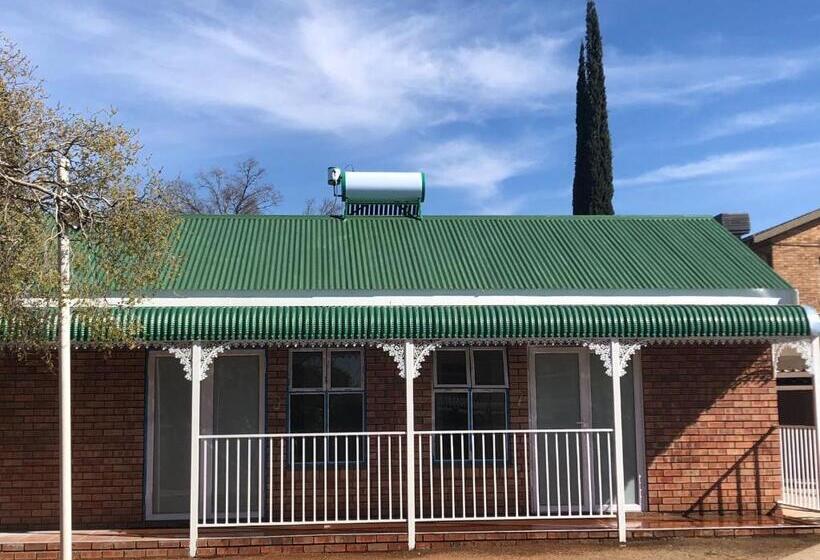 اتاق استاندارد چهار تخته, The Solomon Guest House