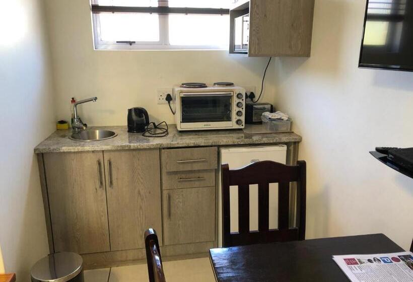 اتاق استاندارد چهار تخته, The Solomon Guest House