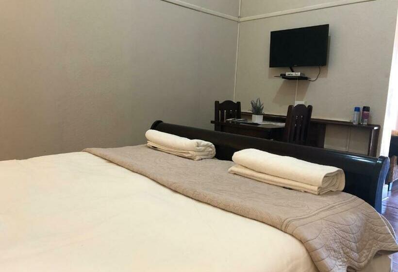 חדר סטנדרט לשלושה, The Solomon Guest House