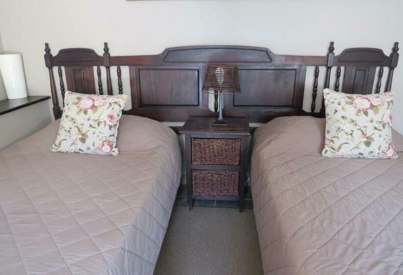 Номер Стандарт, The Village In Hatfield