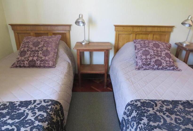 Quarto Estandar, The Village In Hatfield