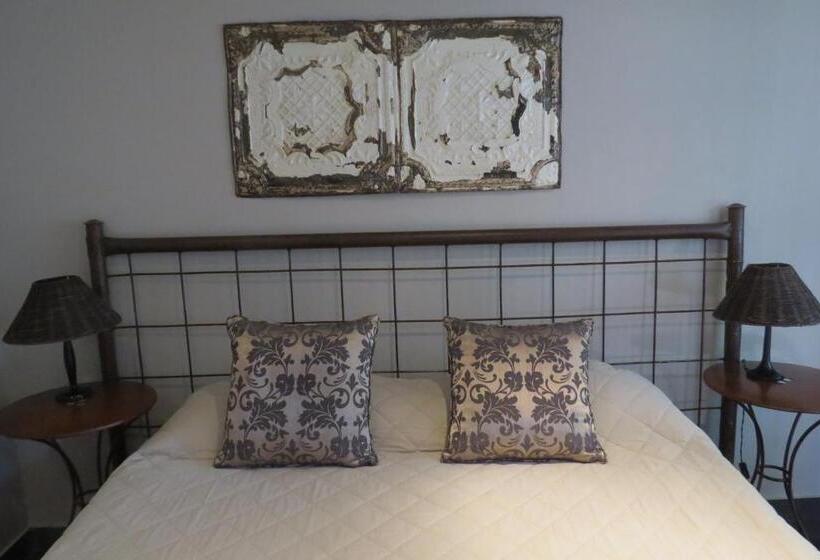 Номер Стандарт, The Village In Hatfield