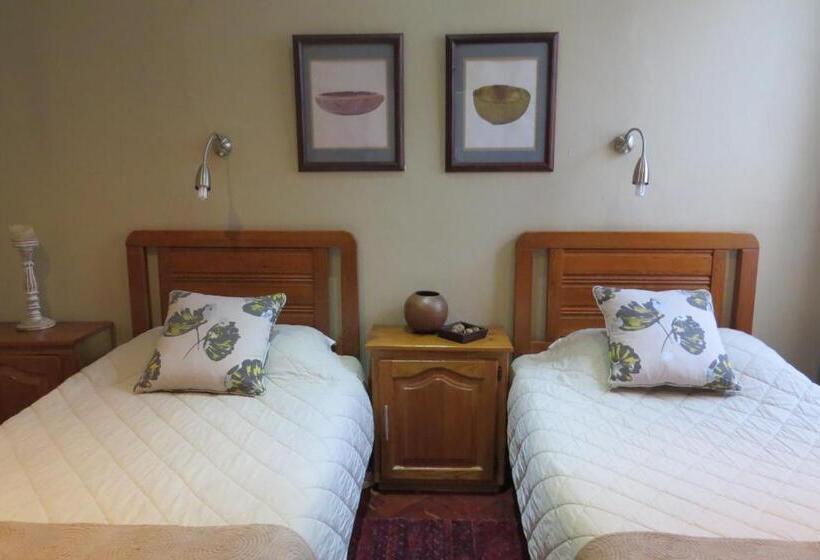 Семейное Студио, The Village In Hatfield