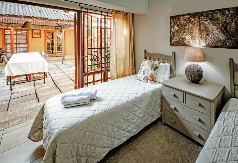 Семейное Студио, The Village In Hatfield