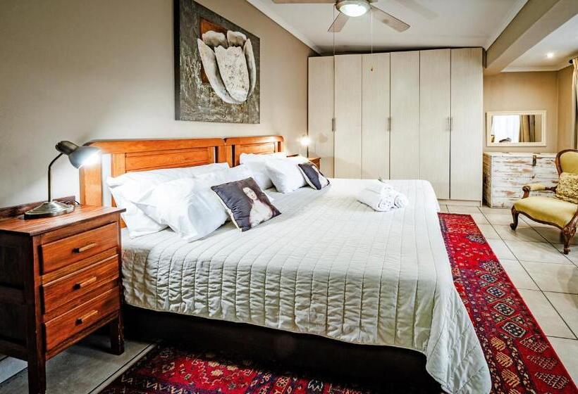 Семейное Студио, The Village In Hatfield