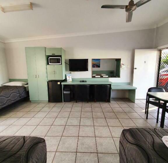 اتاق خانوادگی, Sunseeker Motel