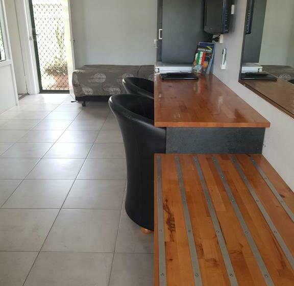 اتاق خانوادگی, Sunseeker Motel