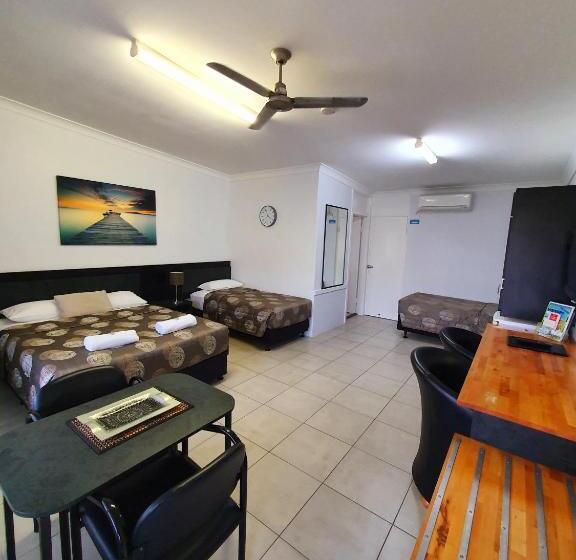 اتاق خانوادگی, Sunseeker Motel