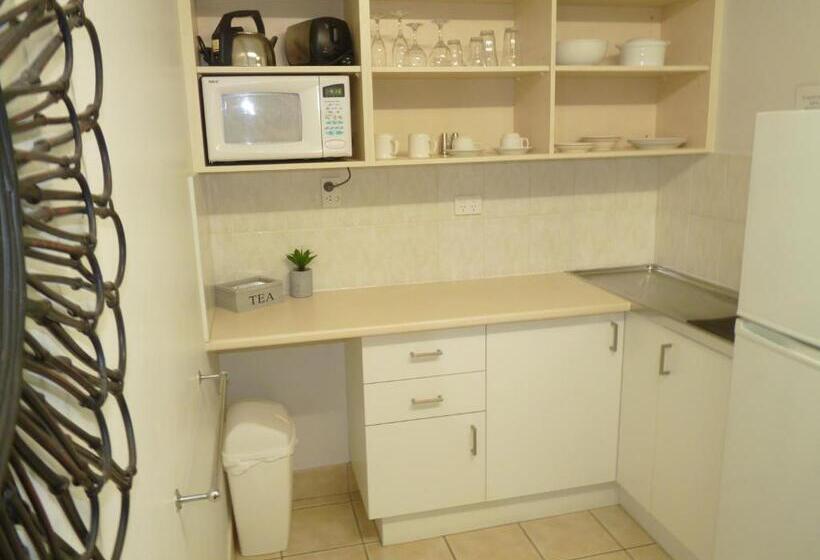 استودیوی استاندارد, Sunseeker Motel