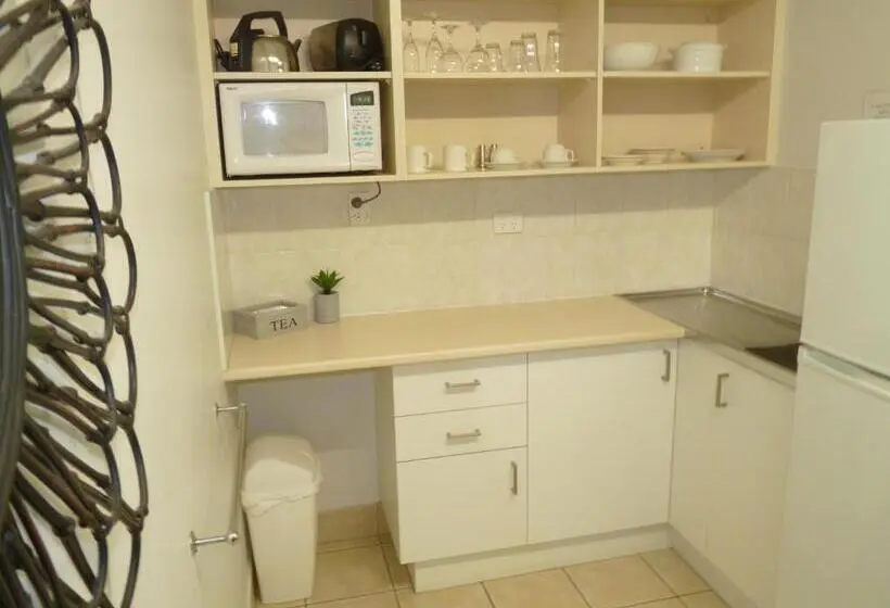استودیوی استاندارد, Sunseeker Motel