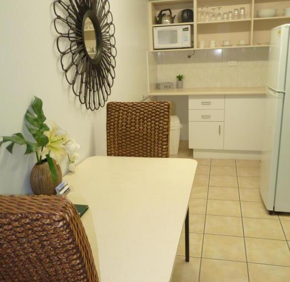 استودیوی استاندارد, Sunseeker Motel