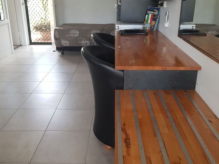 اتاق خانوادگی, Sunseeker Motel